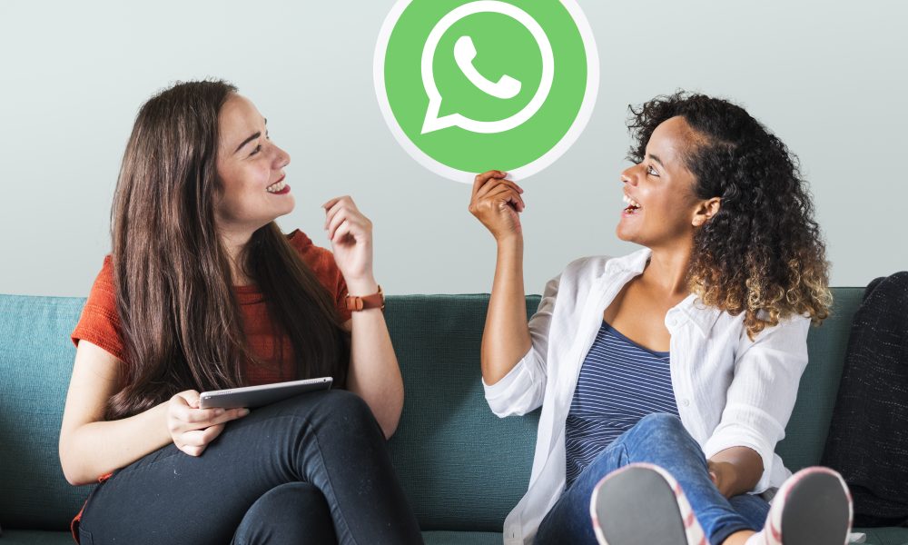 mulheres felizes com o atendimento no whatsapp