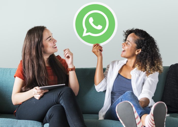 mulheres felizes com o atendimento no whatsapp