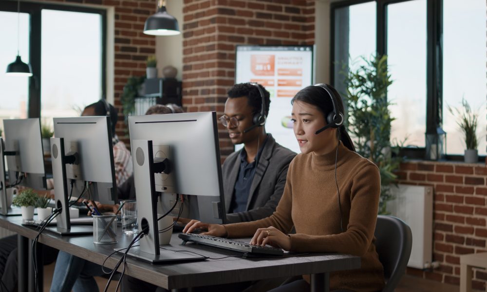 time de atendimentos realizando chamadas em seu trabalho