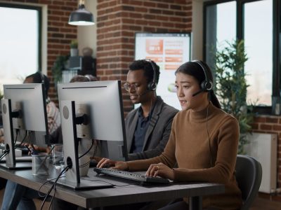 time de atendimentos realizando chamadas em seu trabalho