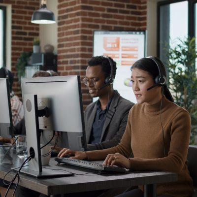 time de atendimentos realizando chamadas em seu trabalho