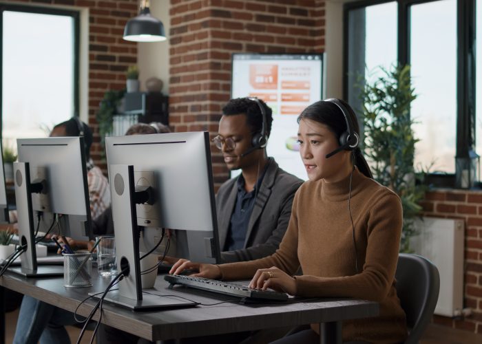 time de atendimentos realizando chamadas em seu trabalho