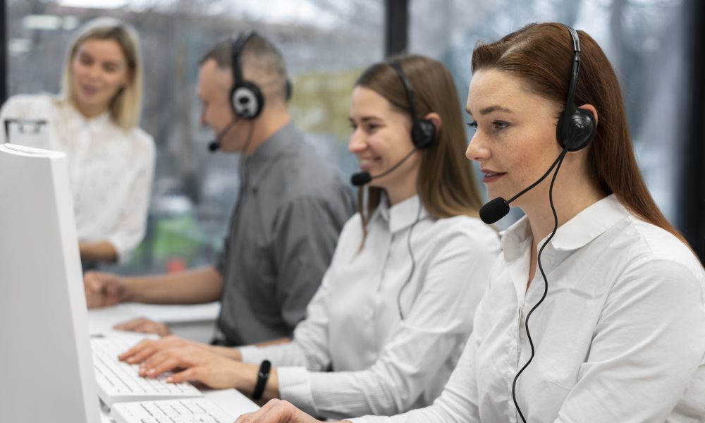 5 atendentes de call center fazendo um bom atendimento