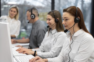 5 atendentes de call center fazendo um bom atendimento