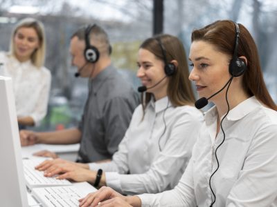 5 atendentes de call center fazendo um bom atendimento