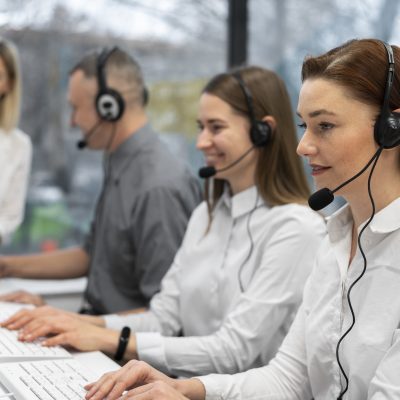 5 atendentes de call center fazendo um bom atendimento