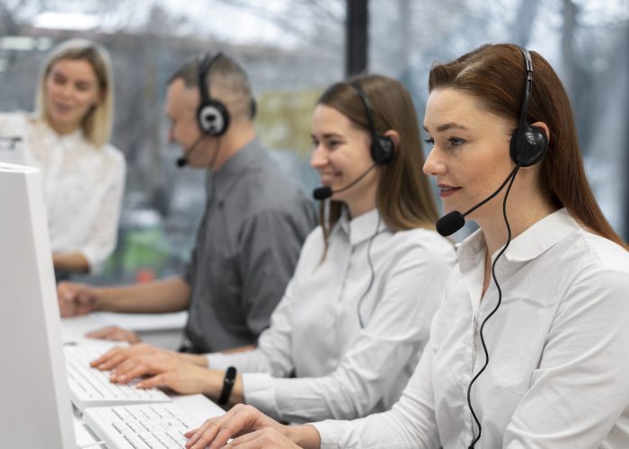 5 atendentes de call center fazendo um bom atendimento