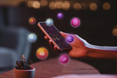 mão segurando um celular com experiência omnichannel