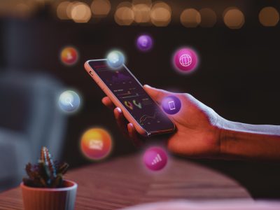 mão segurando um celular com experiência omnichannel